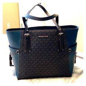 Michael Kors Voyager East West Signature tote NEW